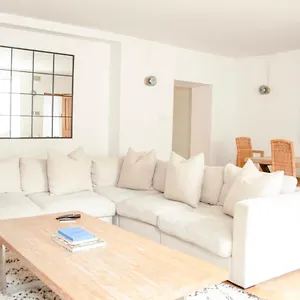 Incredible 3 Bed Basement Flat With Garden Apartment